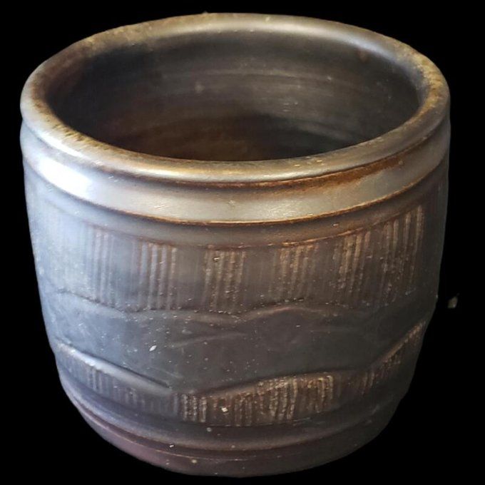 Poterie artisanale en grès noir, daté septembre 1974 