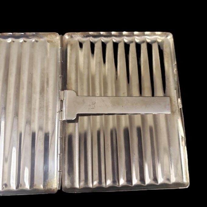 Étui à cigarettes en métal argenté – style Art déco