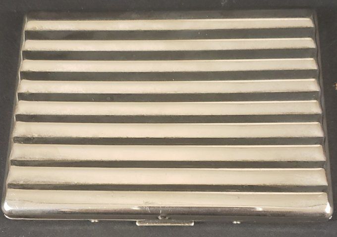 Étui à cigarettes en métal argenté – style Art déco