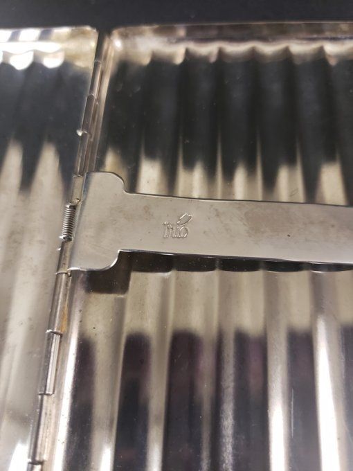 Étui à cigarettes en métal argenté – style Art déco