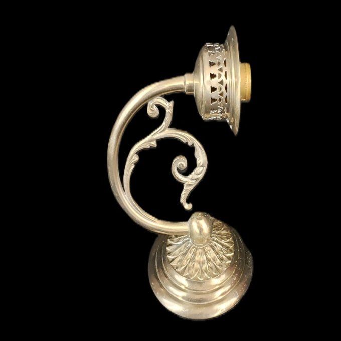 Lampe ancienne en laiton ciselé – style art nouveau