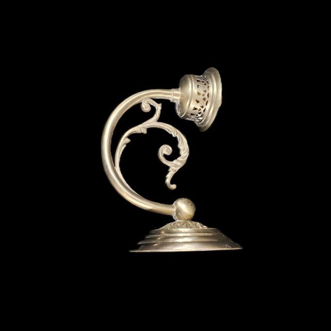 Lampe ancienne en laiton ciselé – style art nouveau