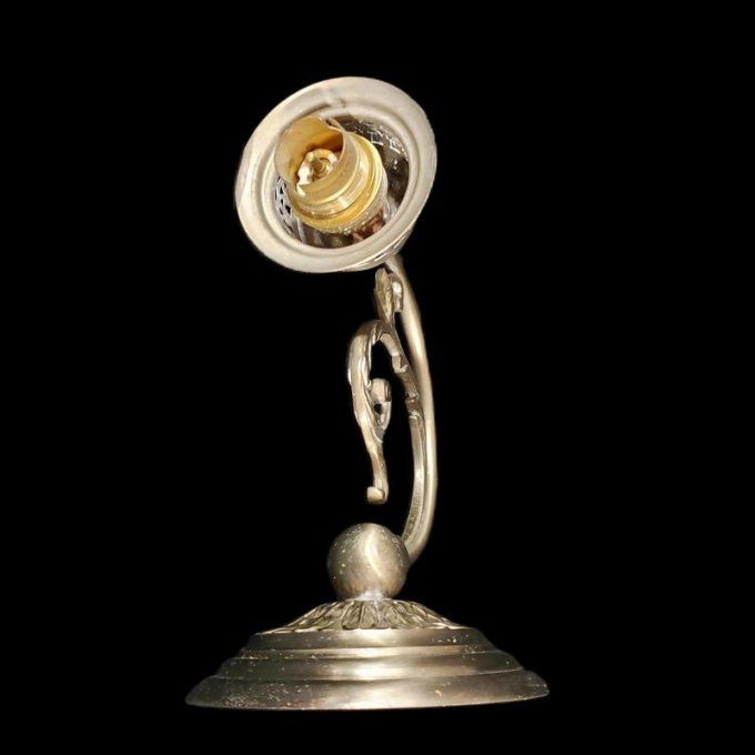 Lampe ancienne en laiton ciselé – style art nouveau