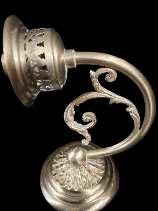 Lampe ancienne en laiton ciselé – style art nouveau