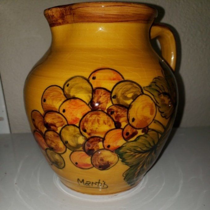 Pichet en céramique vernissée – décor de raisins – signé 