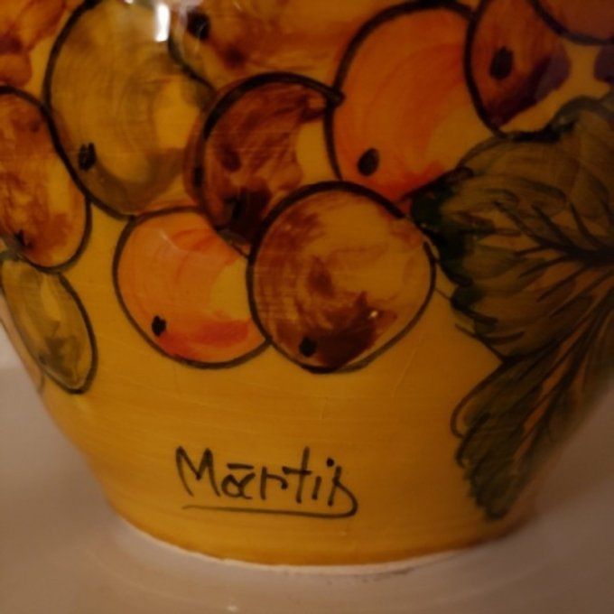 Pichet en céramique vernissée – décor de raisins – signé 