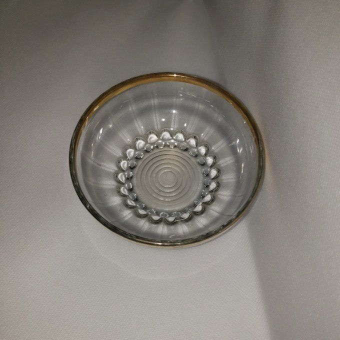 Lot de 3 petites coupelles en verre travaillé dotées d'une fine bordure dorée. 