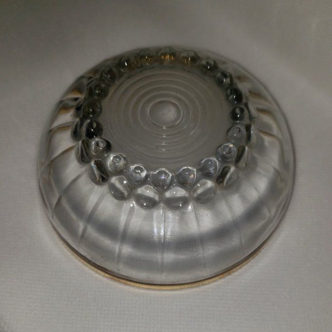 Lot de 3 petites coupelles en verre travaillé dotées d'une fine bordure dorée. 