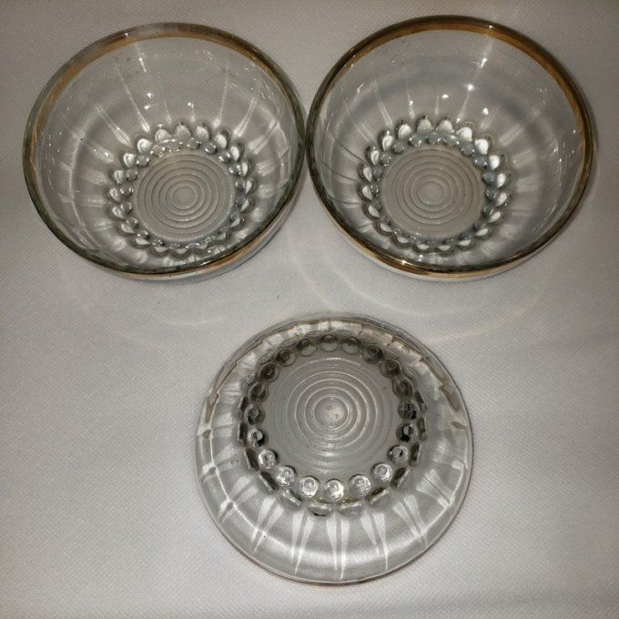 Lot de 3 petites coupelles en verre travaillé dotées d'une fine bordure dorée. 