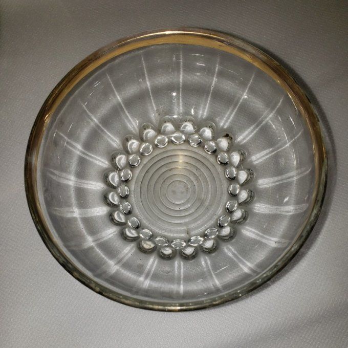 Lot de 3 petites coupelles en verre travaillé dotées d'une fine bordure dorée. 