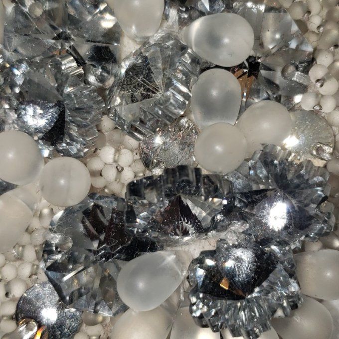 Broche en tissus ( lainage) Brodée de Perles de Nacre Peinte,  Modèle Unique, fait main.