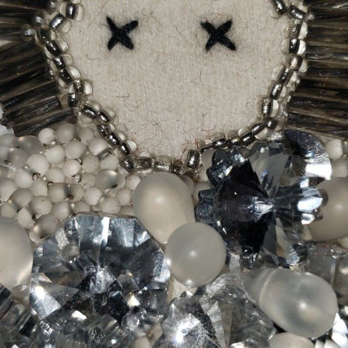 Broche en tissus ( lainage) Brodée de Perles de Nacre Peinte,  Modèle Unique, fait main.