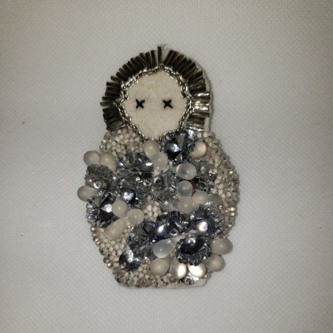 Broche en tissus ( lainage) Brodée de Perles de Nacre Peinte,  Modèle Unique, fait main.