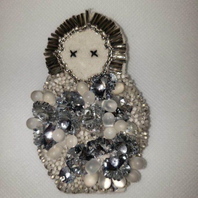 Broche en tissus ( lainage) Brodée de Perles de Nacre Peinte,  Modèle Unique, fait main.