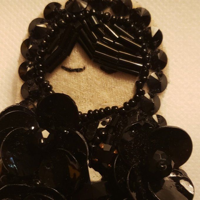 Broche en tissus (lainage) Brodée – Perles de Nacre Peinte,  Modèle Unique, fait main