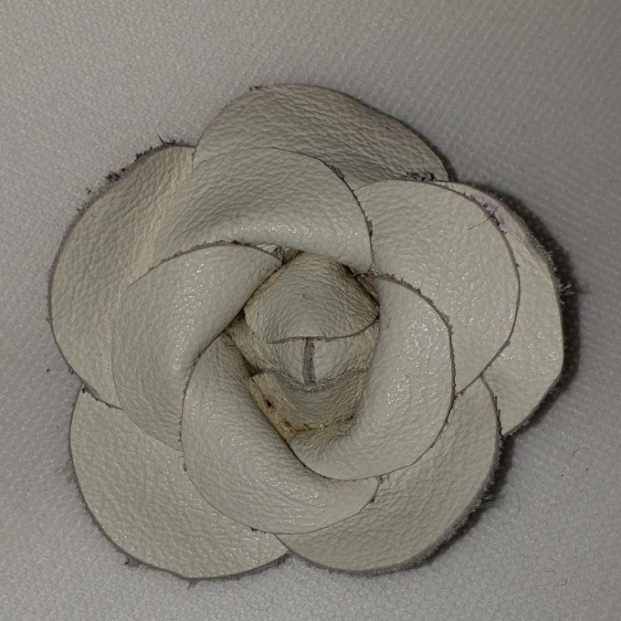 Broche fleur en cuir véritable- Couleur blanche