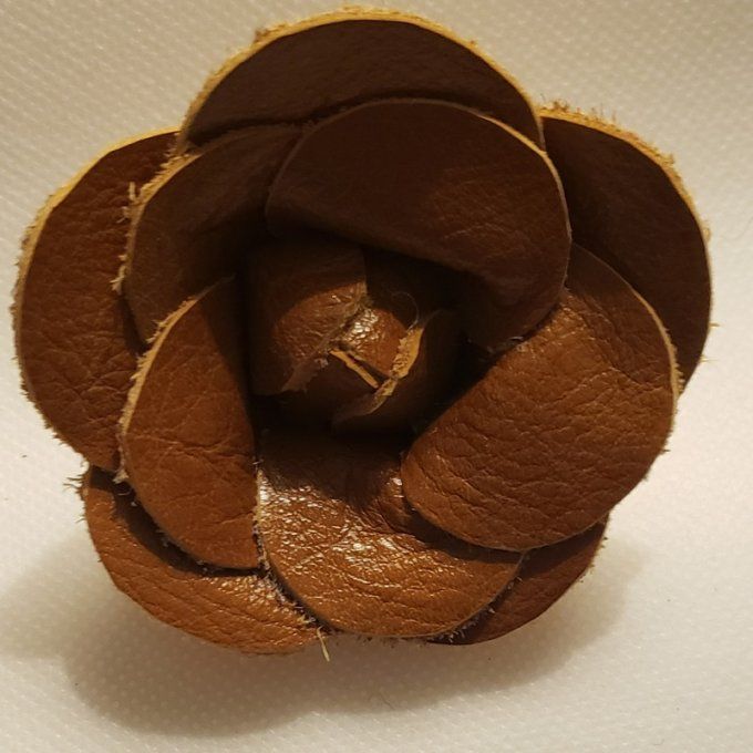 Broche fleur en cuir véritable- Couleur marron