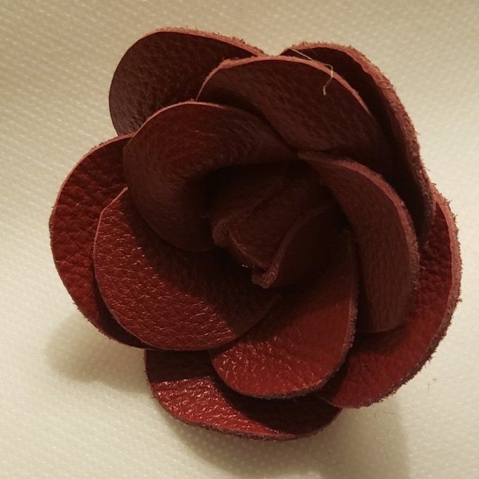 Broche fleur en cuir véritable- Couleur rouge