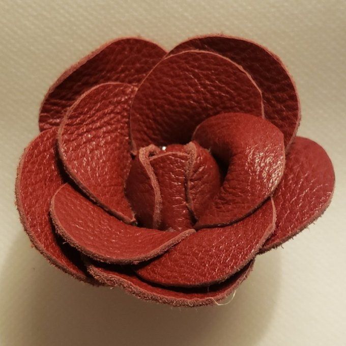 Broche fleur en cuir véritable- Couleur rouge