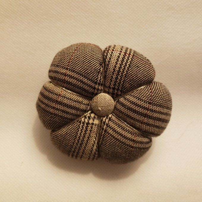 Broche Fait main, tissus chatoyant caramel foncé