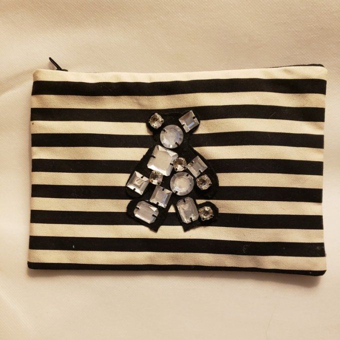 Pochette en tissus avec petit personnage "nounours"