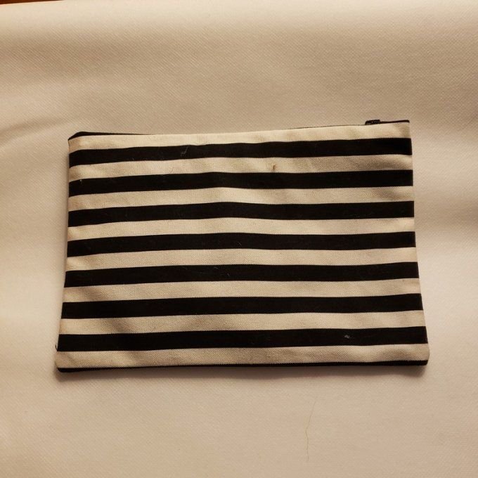 Pochette en tissus avec petit personnage "nounours"