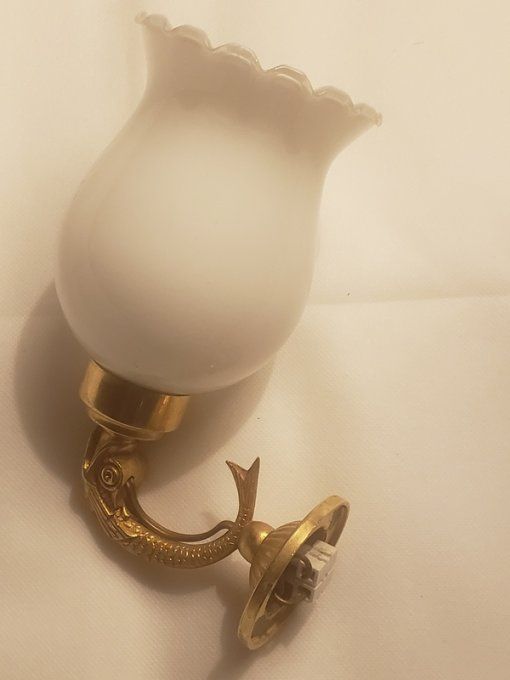 Applique murale ancienne en laiton doré et verre opalin – motif dauphin 