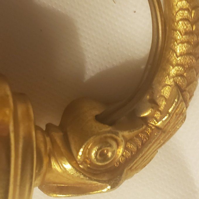 Applique murale ancienne en laiton doré et verre opalin – motif dauphin 