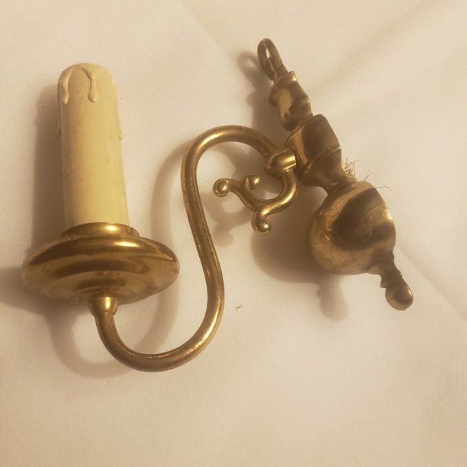 Applique murale en laiton doré et patiné, au design inspiré des anciens bougeoirs. 