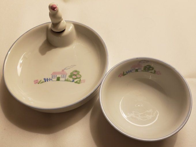 Ancienne assiette de bébé chauffante et son bol « Maison au jardin » années 80