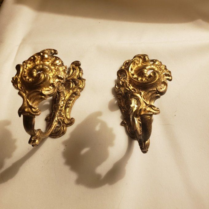 Paire d’embrasses à rideaux en bronze doré – Style Louis XV Rocaille – France XIXᵉ siècle