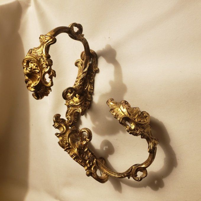 Paire d’embrasses à rideaux en bronze doré – Style Louis XV Rocaille – France XIXᵉ siècle