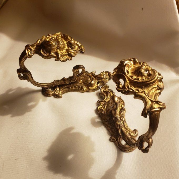 Paire d’embrasses à rideaux en bronze doré – Style Louis XV Rocaille – France XIXᵉ siècle