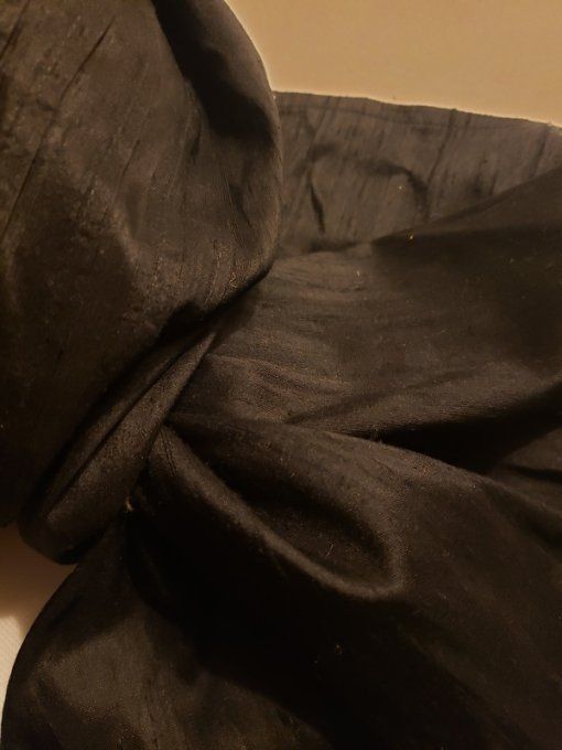 Élégante Écharpe Noire – Soie sauvage – Pièce unique-