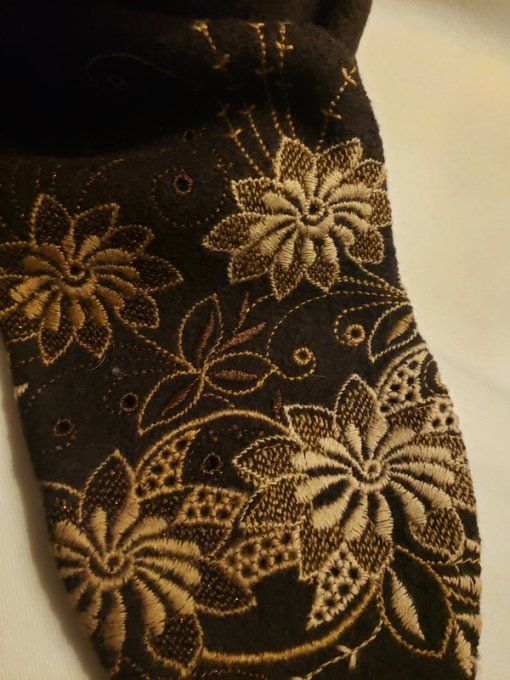 Elégante écharpe marron foncé - broderie florale  – Pièce unique et raffinée