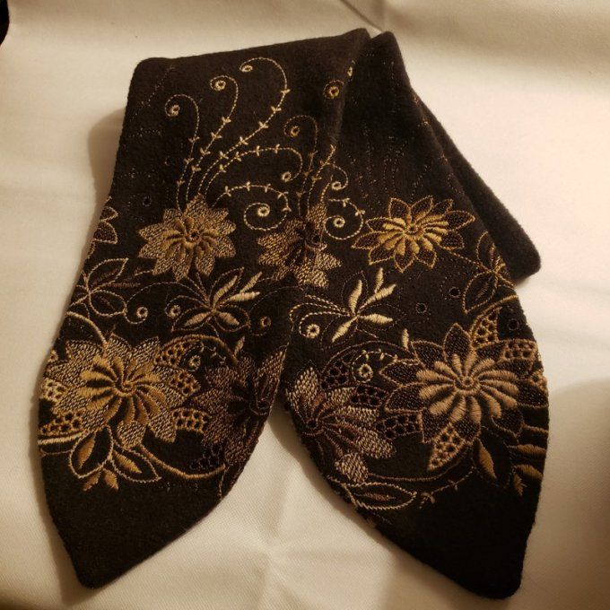 Elégante écharpe marron foncé - broderie florale  – Pièce unique et raffinée