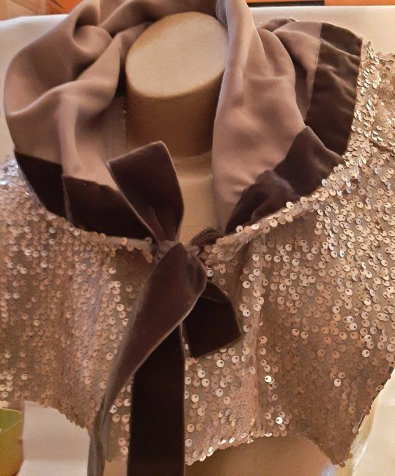 Cape col à Capuche en Paillettes beige or – Pièce Unique -