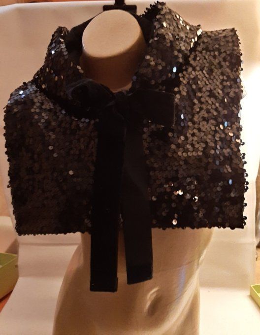 Cape col à Capuche en Paillettes Noires – Pièce Unique -