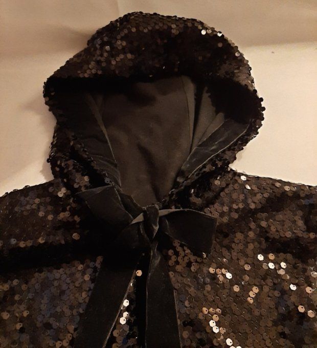 Cape col à Capuche en Paillettes Noires – Pièce Unique -