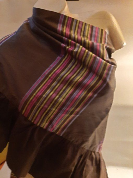 Grande étole volantée en soie sauvage - brun chocolat + rayures colorées - Pièce unique -