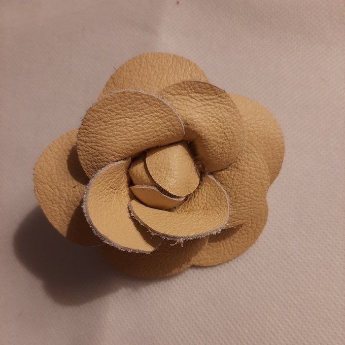 Broche fleur en cuir véritable- Couleur beurre frais