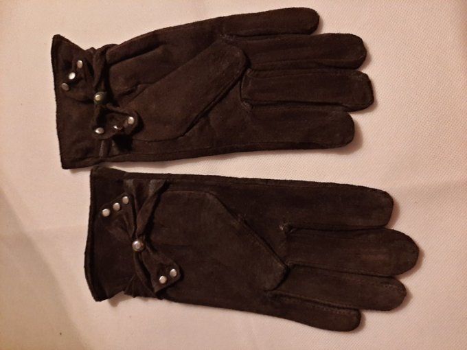 Gants croûte de cuir chocolat avec nœuds décoratifs et perles