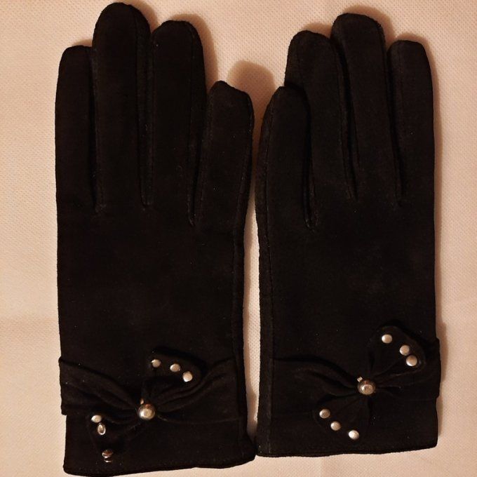 Gants croûte de cuir noir avec nœuds décoratifs et perles