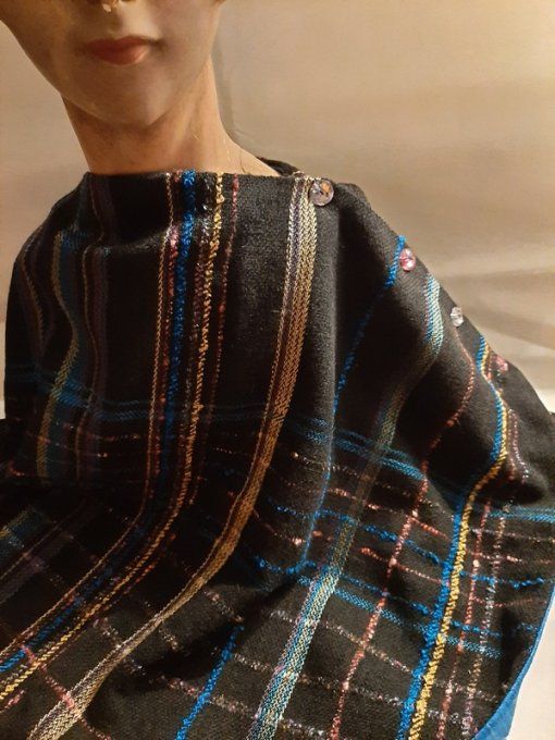 Étole–Châle–Poncho 3-en-1 en tweed et soie, fermé par boutons – Pièce unique