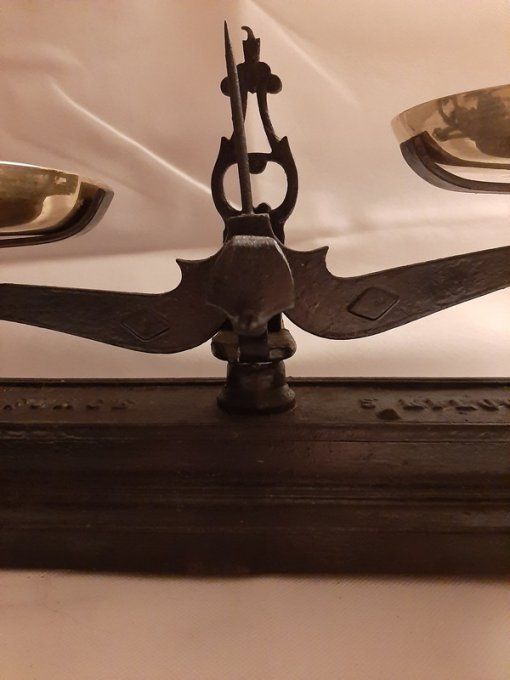 Balance roberval ancienne  fin 19ème + jeux de poids 