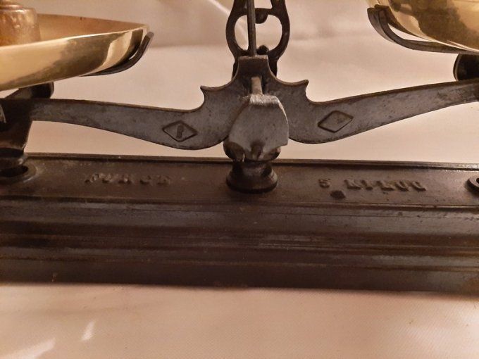 Balance roberval ancienne  fin 19ème + jeux de poids 