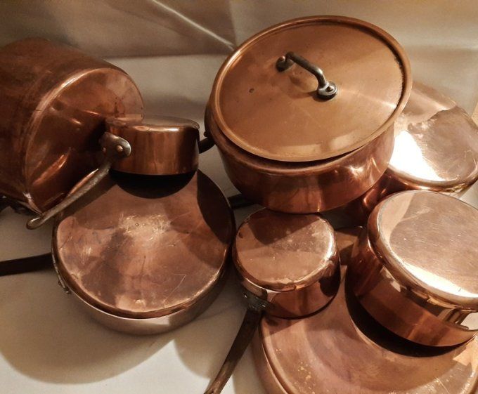 Série de casseroles fin 19ème en cuivre –  8 pièces + couvercle assorti