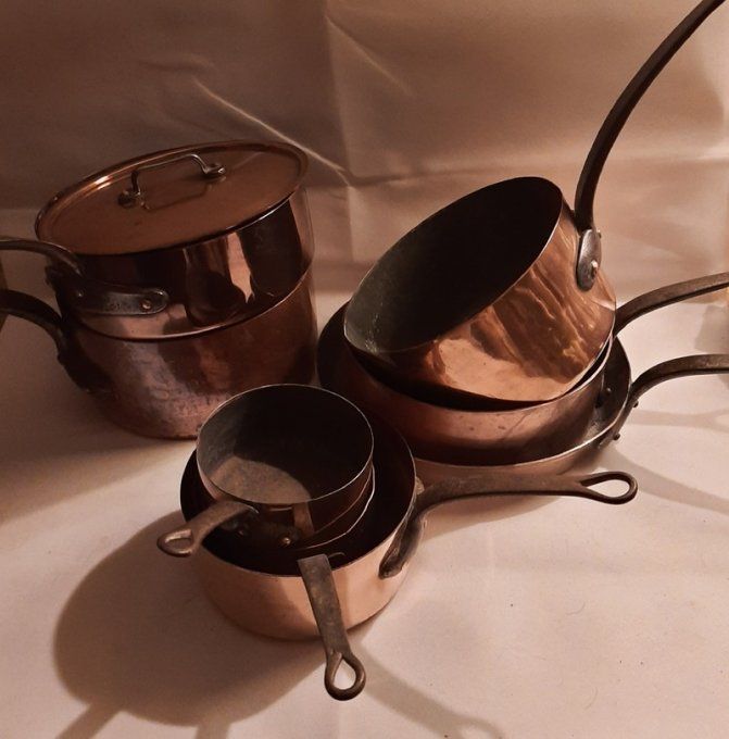 Série de casseroles fin 19ème en cuivre –  8 pièces + couvercle assorti