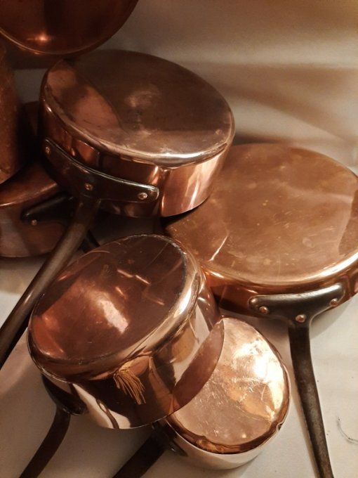 Série de casseroles fin 19ème en cuivre –  8 pièces + couvercle assorti