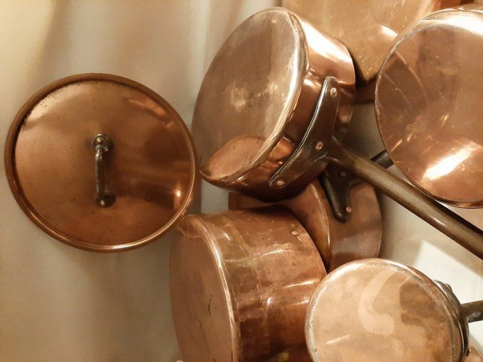 Série de casseroles fin 19ème en cuivre –  8 pièces + couvercle assorti
